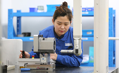 Sandvik Machining Solutions: Woman with a tooling systems for advanced metal cutting (photo)