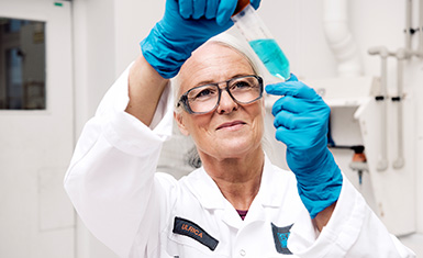 Sandvik Materials Technology: Female scientist (photo)