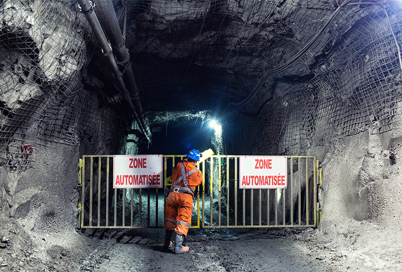Worker in mining shaft (photo)