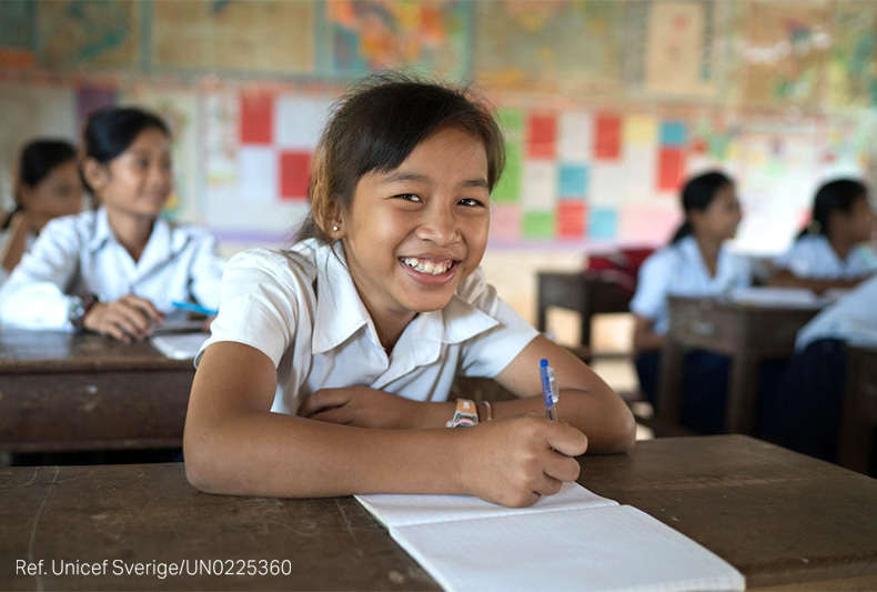Smiling kid in school (photo)