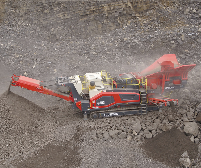 Sandvik QI353 mobile impact crusher in operation (photo)