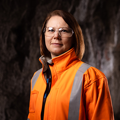 Woman in orange work jacket (photo)