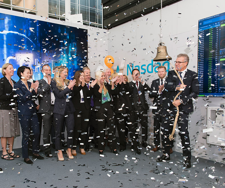 A group of people applauding. Göran Björkman, CEO of Alleima, ringing the bell at Nasdaq Stockholm. (photo)