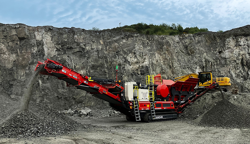 UJ443E heavy jaw crusher in a quarry (photo)