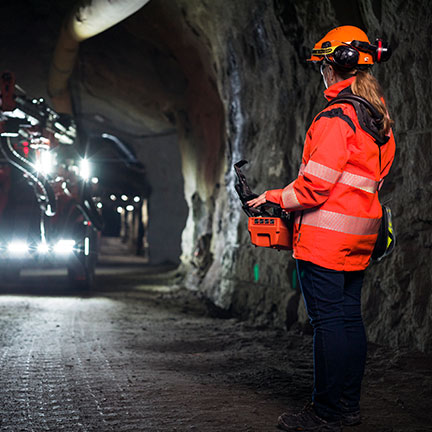 Drill rig in a tunnel (photo)
