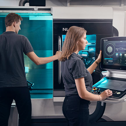 Two employees operating a machine (photo)