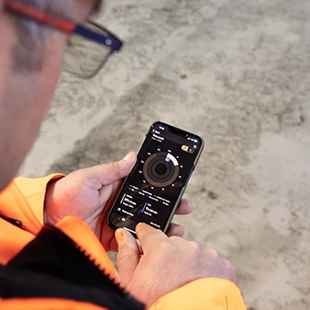 Robert Mendes, Senior Business Development Specialist, and Bruno Almeida, Equipment Sales Manager, visit the Serra Norte Mine in the Carajás region (Brazil). In the background is a Sandvik CS660 crusher (photo)
