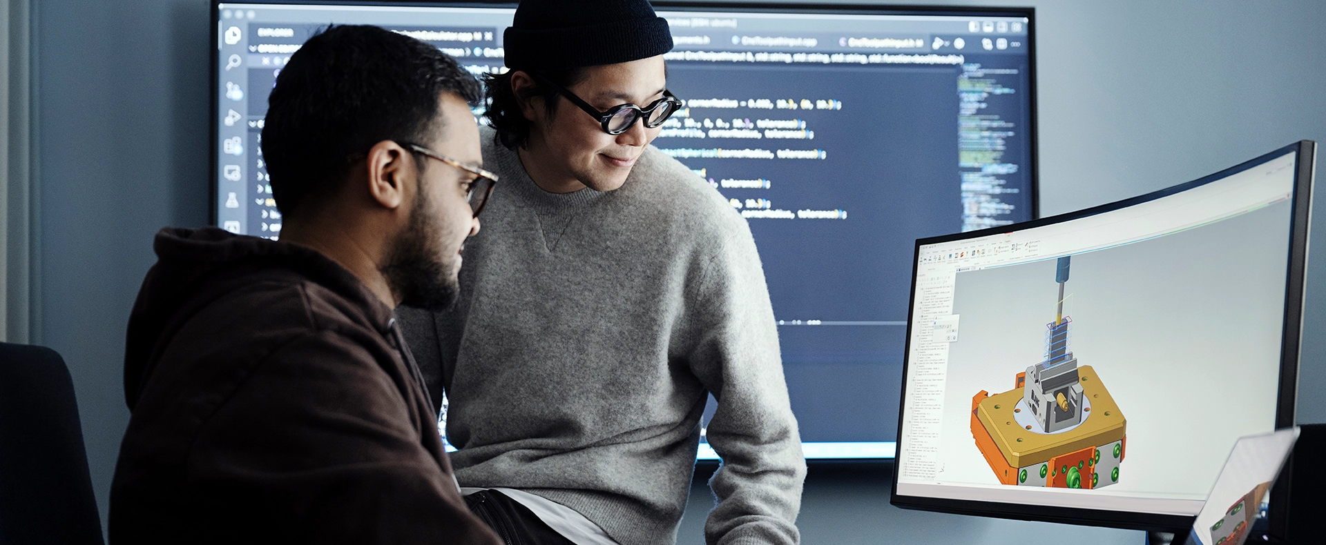 Two men looking at a computer screen with a software model (photo)