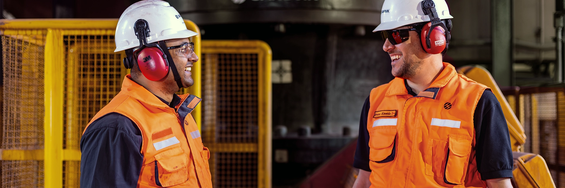 Robert Mendes, Senior Business Development Specialist, and Bruno Almeida, Equipment Sales Manager, visit the Serra Norte Mine in the Carajás region (Brazil). In the background is a Sandvik CS660 crusher (photo)