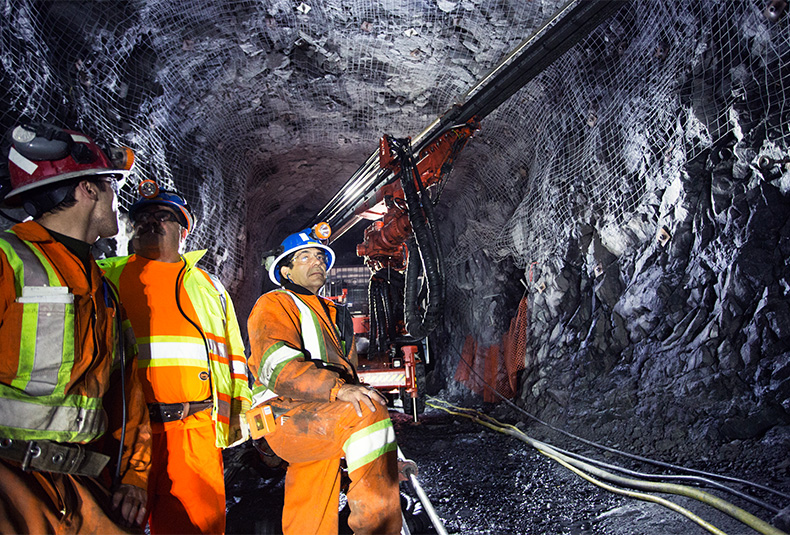 Tre arbetare vid Goldcorps gruva i Borden Lake, Kanada (photo)