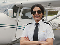 Latifa Melk, expert på materialutveckling, stående framför ett flygplan. (foto)