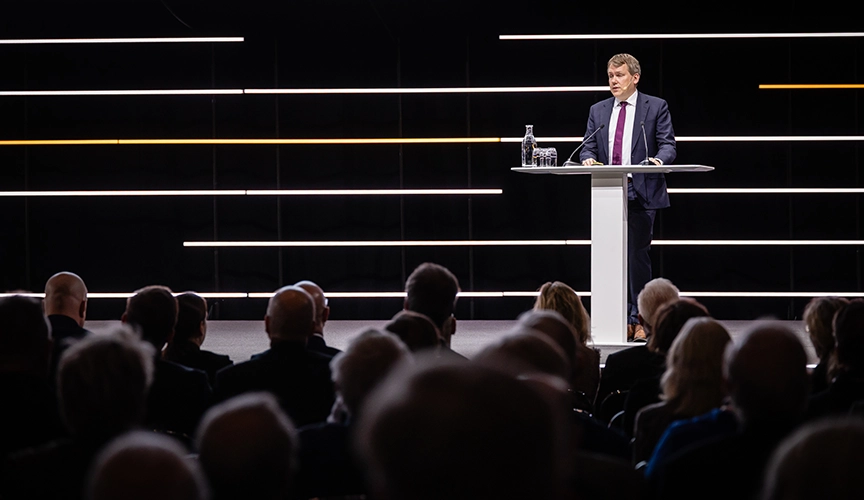 Stefan Widing talar vid årsstämman 2025 i Ferrum arena i Sandviken. (foto)