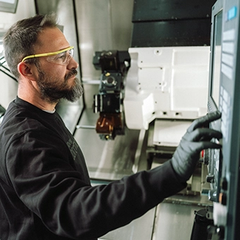 Nicola Losurdo, Center Technician, arbetar med en CNC-maskin hos Sandvik Coromant i Milano (Italien) (foto)