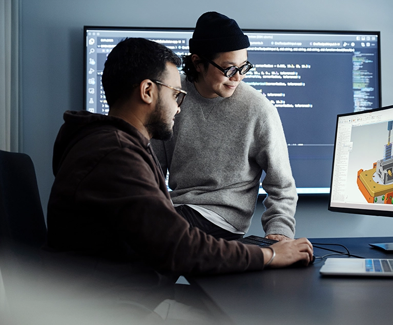 Två män tittar på en mjukvarumodell på en dataskärm (foto)