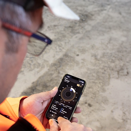 Rock Processing: man i hjälm med en digital enhet i handen (foto)